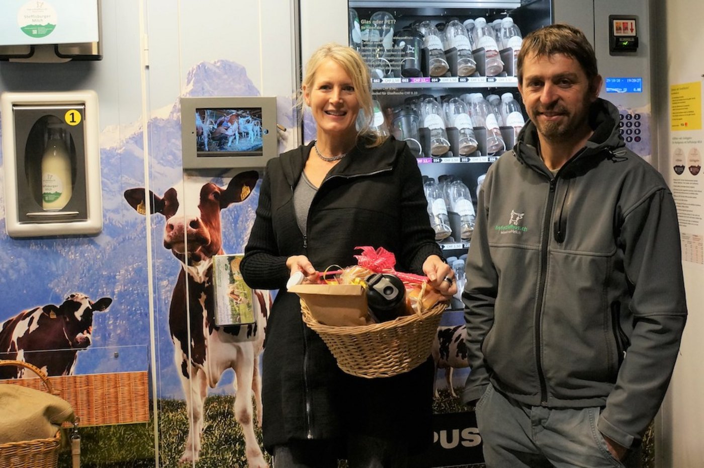 Hansueli Peter überreicht Barbara Abbühl einen Geschenkkorb vom Hof zur Feier des von ihr gezapften 100'000sten Liter «Steffisburger Milch». (Bild Hof Schlafhus)
