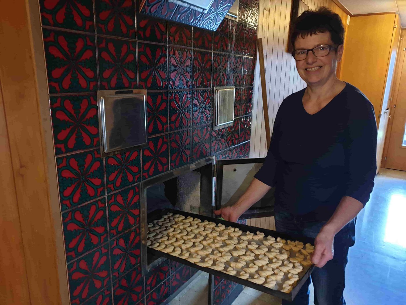 Selbst Delikates wie Guetzli gelingt im Holzofen. Bernadette Barmettler schätzt dabei auch den grossen Backraum.