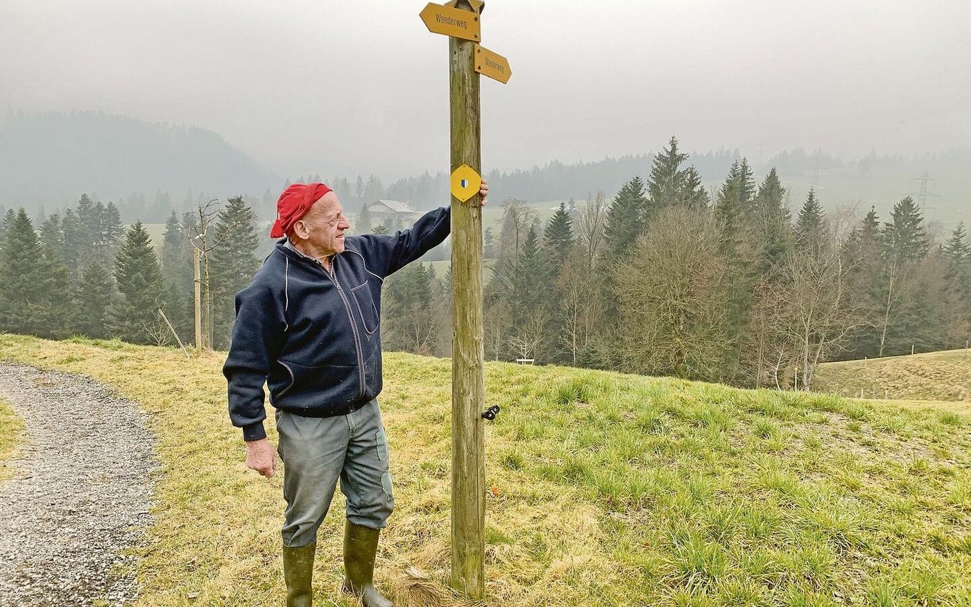 Willi Trüb von der Haselegg, Entlebuch, zeigt auf die Richtungsschilder für den Wanderweg Richtung Schwarzenberg. Nicht wenige Wandernde würden die aber nicht beachten und auf dem Schotterweg links weiterlaufen.  