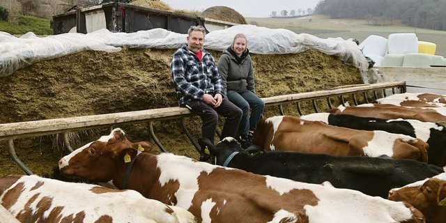 Walter und Sophie Bührer sind von der Fütterung ab Fahrsilo überzeugt: Es spart Zeit und Geld.
