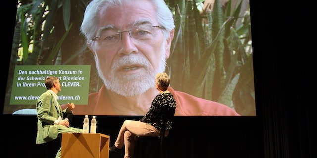 Hans Rudolf Herren, Träger des Welternährungspreises, sprach vom Ufer des Viktoriasee aus in einer Videobotschaft zu den Zuschauern im Kino Odeon in Brugg. Links Thomas Gröbly vom Ethiklabor, rechts Angelika Hilbeck, Agrarökologin. (Bild Hans Rüssli)