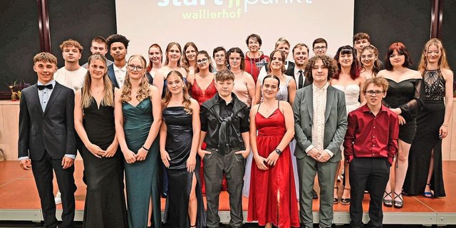 Die Jugendlichen haben sich für die Abschlussfeier ihres erfolgreich gemeisterten Zwischenjahres ordentlich schick gemacht. Sie nehmen ein gestärktes Selbstvertrauen mit zum Einstieg in die Berufswelt. 