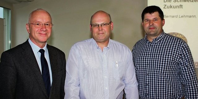 Markus Lüscher (Mitte), Präsident des Bauernvereins Region Fraubrunnen, konnte Bernard Lehmann (links) als Referenten gewinnen und erhielt viel Unterstützung von Lobag-Präsident Hans Jörg Rüegsegger. (Bild: Simone Barth) 