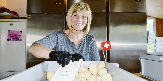 Kartoffeln raffeln für den Brunch: Erika Bütler. (Bild zVg)
