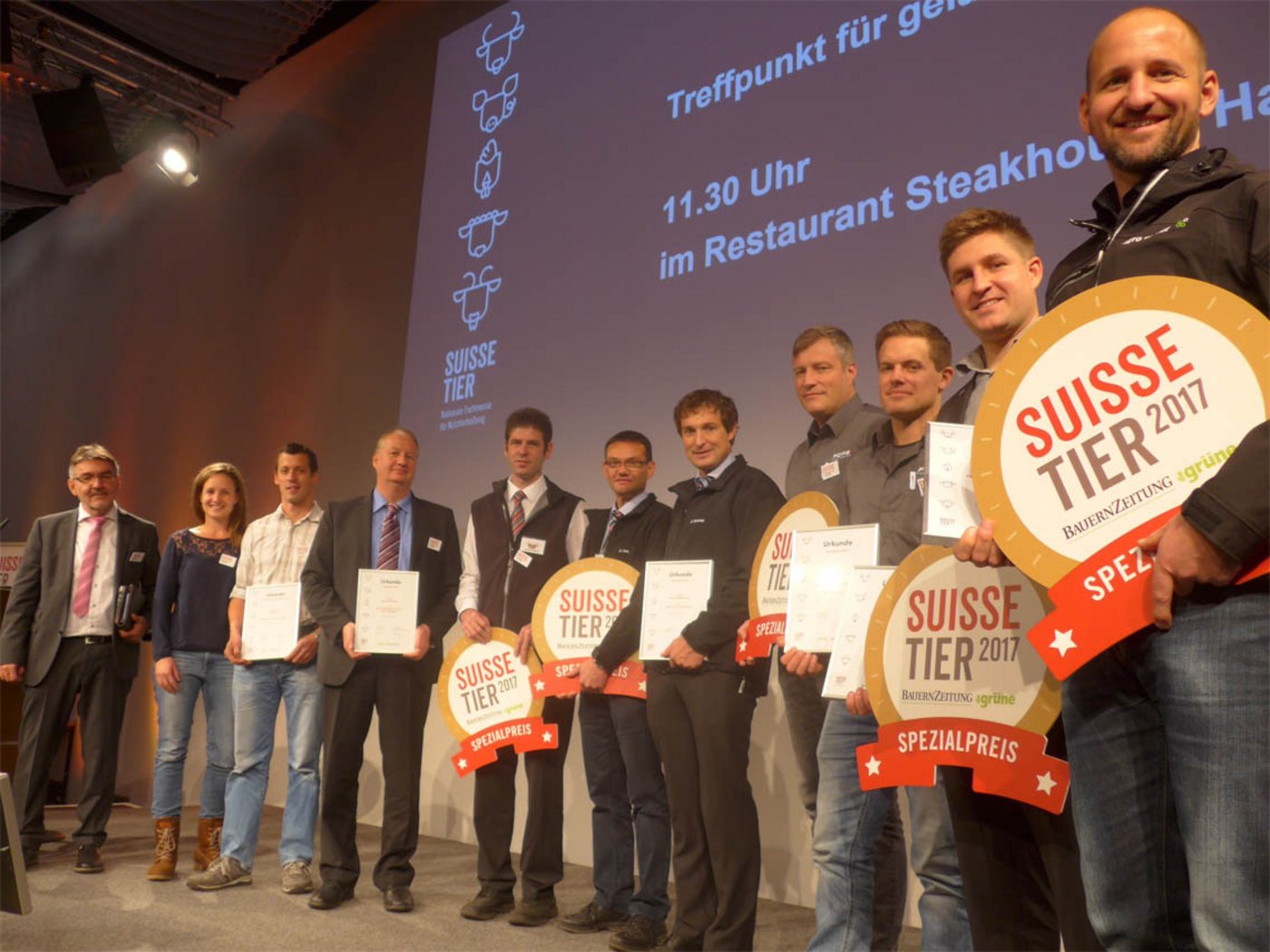 Strahlende Gesichter: Die mit Innovationspreisen ausgezeichneten gewerblichen und bäuerlichen Sieger an der Suisse Tier. (Bild akr)