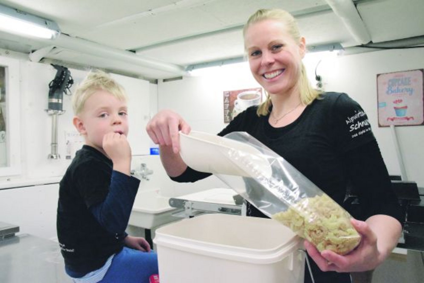 Angela Burkhard füllt Urdinkel-Teigwaren ab. Sohn Leroy hilft mit. Das Getreide stammt vom Hof und die Teigwaren stellt sie selber her. Sie verkauft sie als Beilage zum eigenen Fleisch im Alp-Restaurant. (Bild Esther Thalmann)