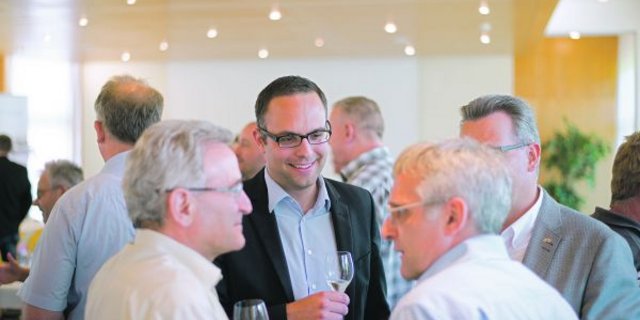 Matteo Aepli (Mitte) im Gespräch mit Vorgänger Ruedi Mani (links) und weiteren Suisag-Mitgliedern. Aepli steht nicht gerne im Vordergrund und will mit Leistung überzeugen. Das kommt an, auch bei der alten Garde. (Bild hja)