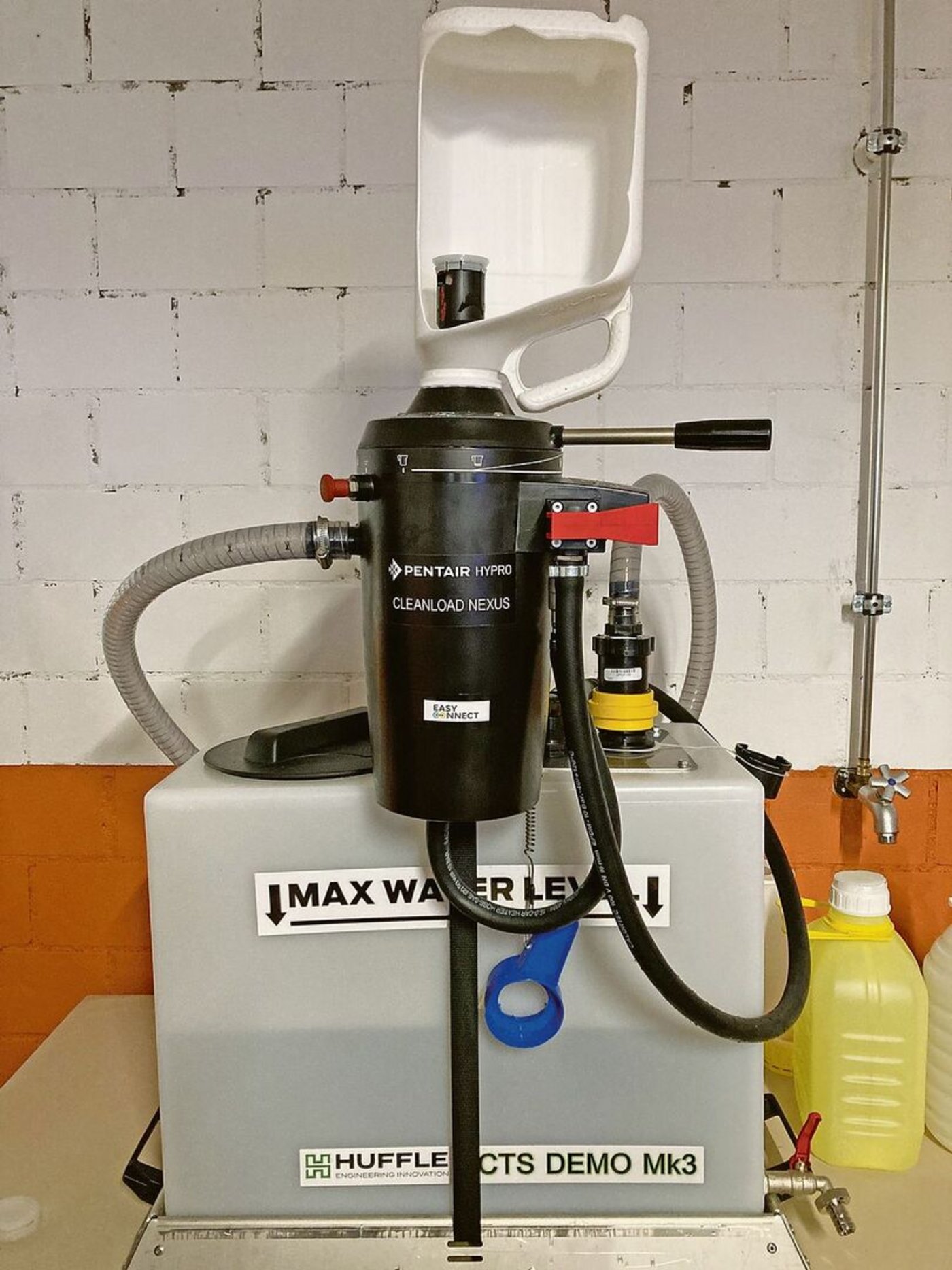 Ohne Spritzer in den Tank: Möglich macht es das so genannte Closed-Transfer-System (CTS).