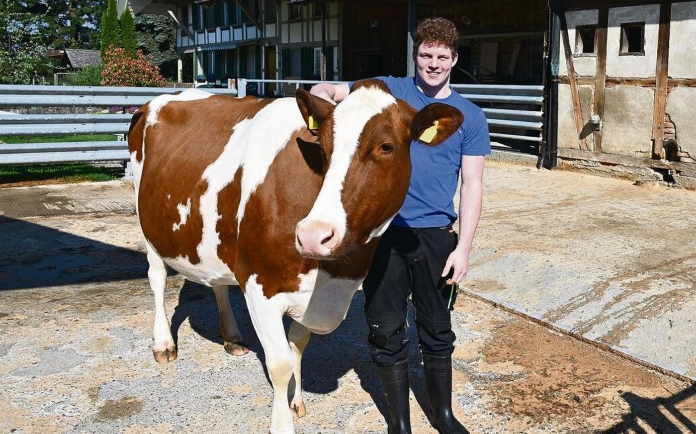 Remo Rutsch will auf dem zweiten Bildungsweg Landwirt werden. Pistache ist seine Lieblingskuh zu Hause auf dem elterlichen Betrieb. 