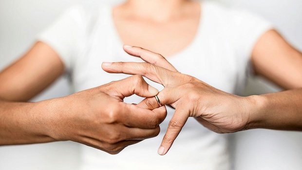 Im Falle einer Scheidung wird das während den Ehejahren erzielte Einkommen hälftig unter den Ehepartnern aufgeteilt. 