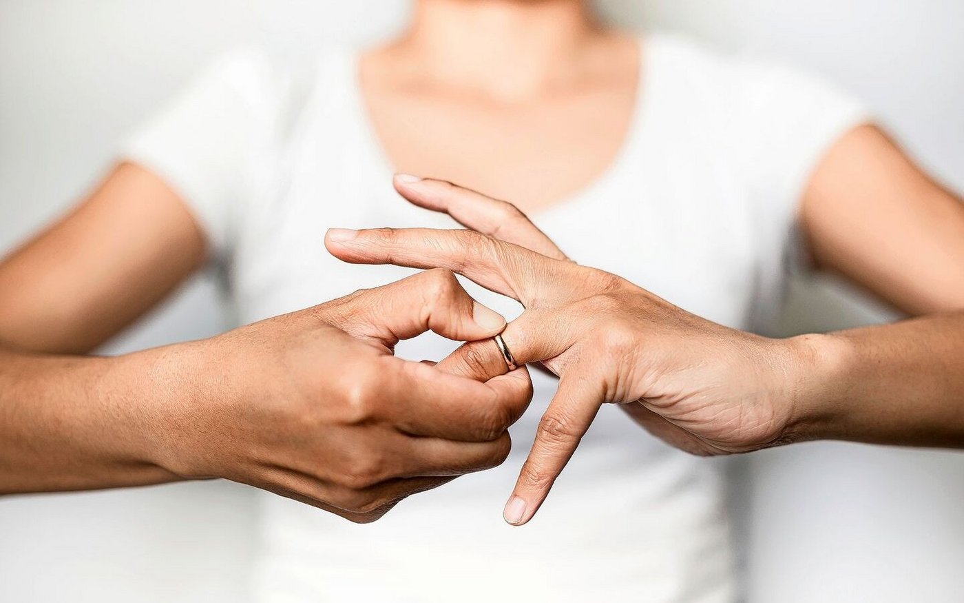 Im Falle einer Scheidung wird das während den Ehejahren erzielte Einkommen hälftig unter den Ehepartnern aufgeteilt. 