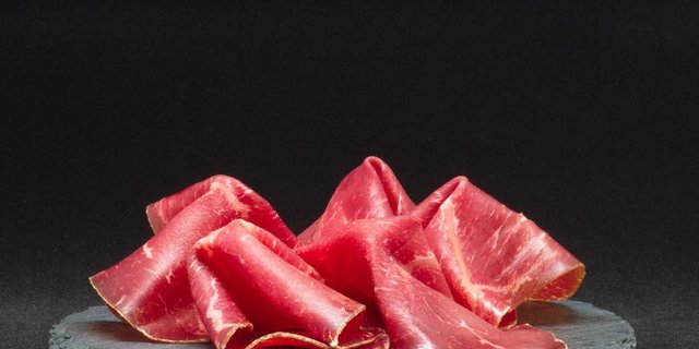 Trockenfleisch Zum Bündnerfleisch und zum Tête de Moine stossen jetzt «Jambon cru du Valais», «Lard sec du Valais» und die «Zuger Kirschtorte» als geschützte geografische Angaben dazu. (Symbolbild Pixabay)