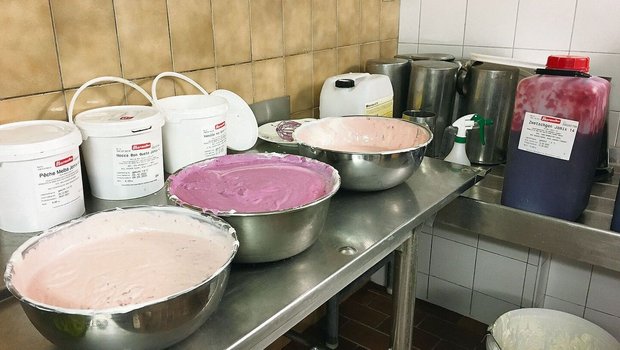 Einmal wöchentlich werden zehn verschiedene Joghurtsorten aus Schafsmilch hergestellt und produziert.