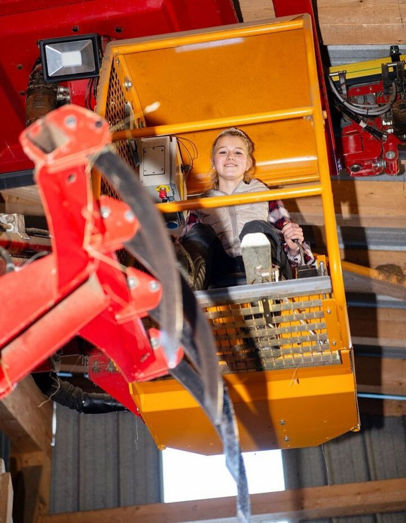 Alles im Griff und im Blick: Beim Heuet sitzt Luzia Bieri gerne auf dem Heukran.