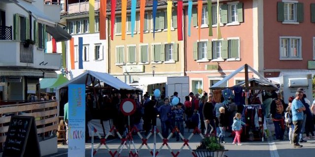 Die bunten Marktfahnen in der Balsthaler Goldgasse werden auch in der angepassten Ausgabe 2021 des Naturpark Märets nicht fehlen. (Bild Naturpark Märet)