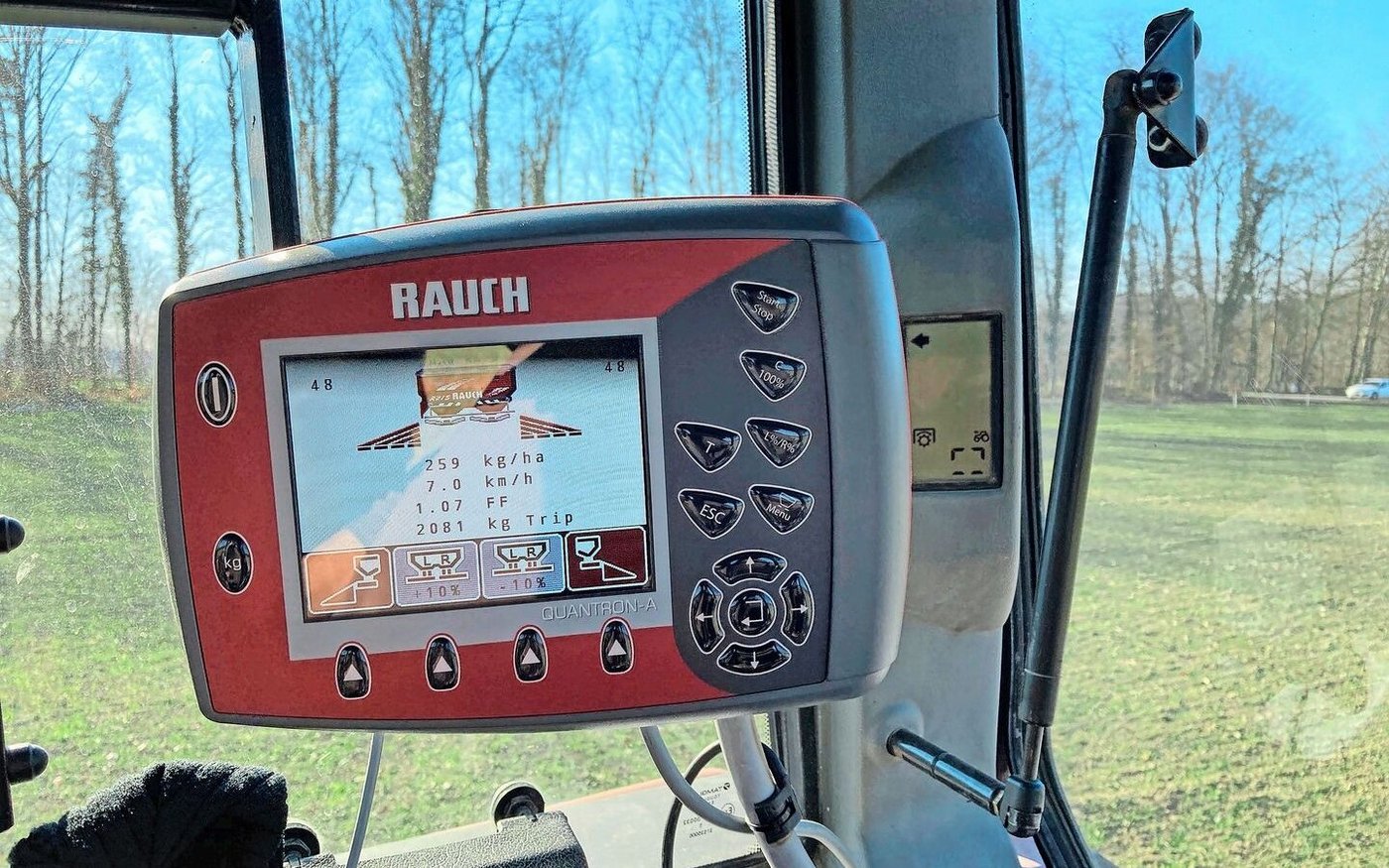 Ein Landwirt setzte einen Düngerstreuer mit manueller Schaltung am Terminal und eine Smartphone-App zur Orientierung auf dem Feld ein.
