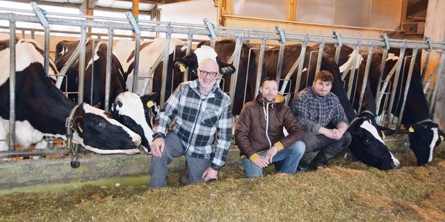 Sie setzen voll auf die Holsteinzucht: Christian (Mitte) und sein Vater Erich Walker. Hier mit dem Lehrling Levin Strähl. 