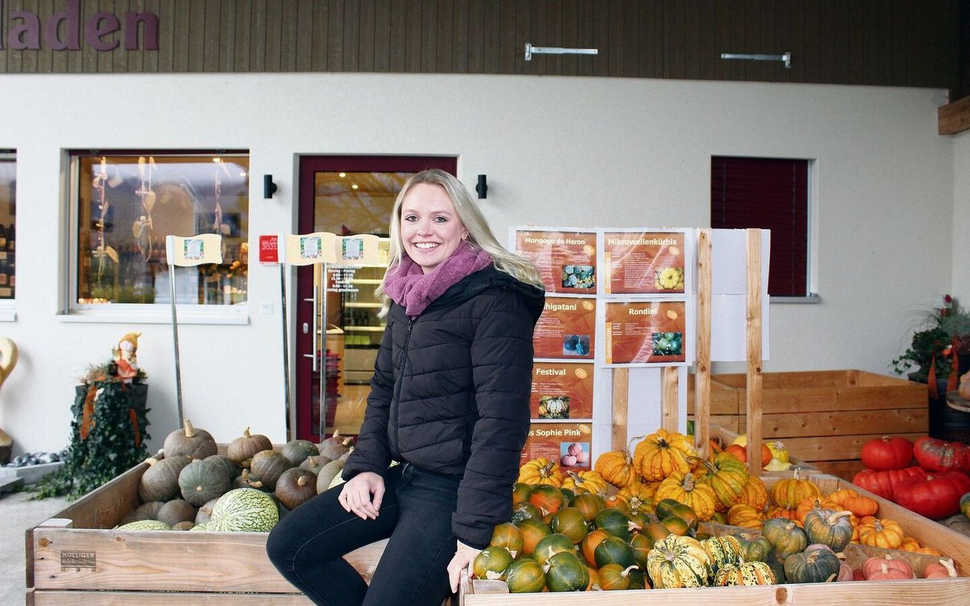 Corina Krauer arbeitet Vollzeit auf dem Ludihof in Benken. Der Betrieb wird in dritter Generation von Familie Schuler geführt. Zum Angebot des Ladens gehören unter anderem Fleisch und hausgemachte Teigwaren.