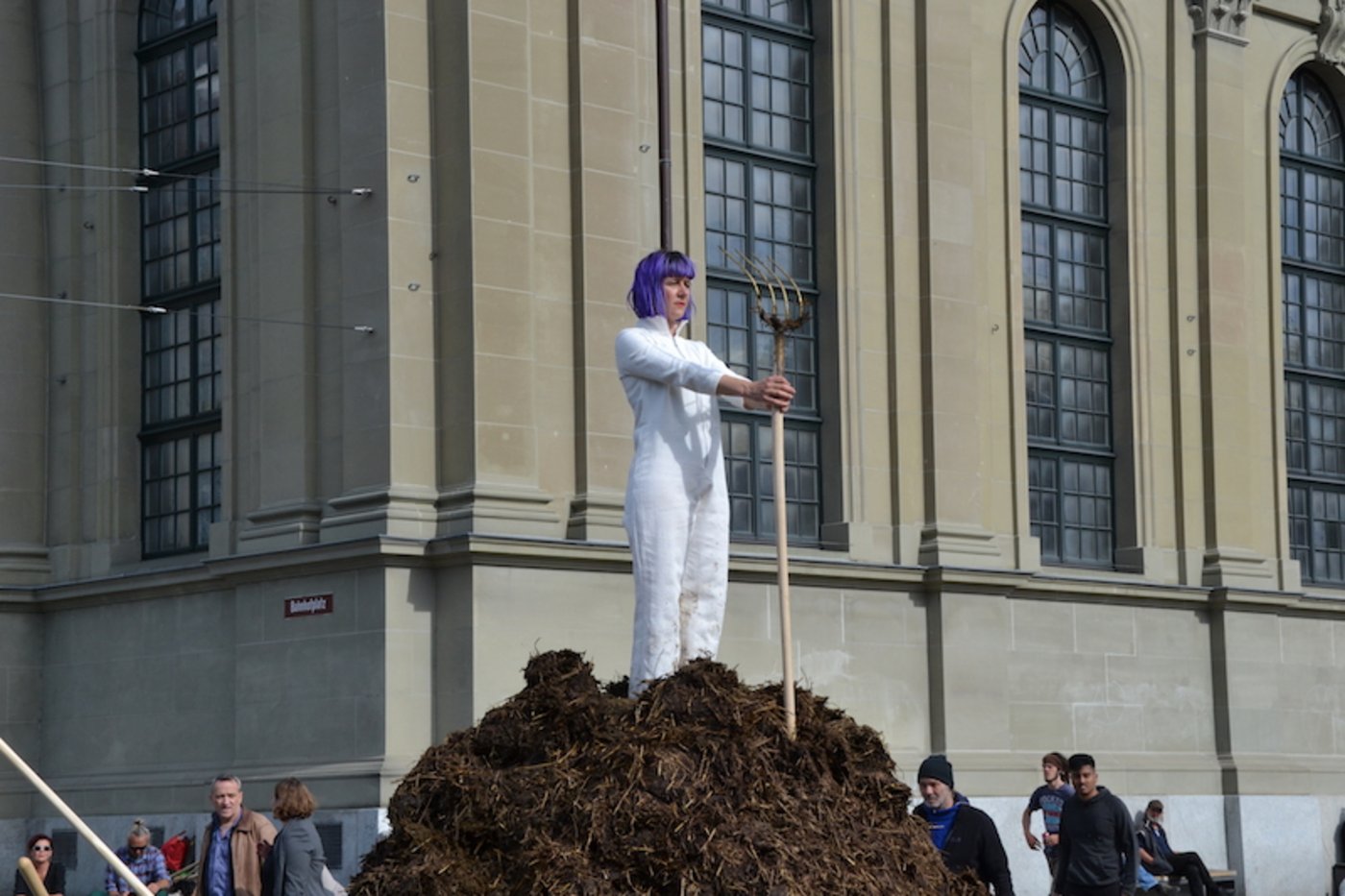 Wie eine Helvetia posiert die Künstlerin Barbara Kiener auf ihrem Misthaufen, mitten in Bern. (Bild jsc)