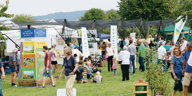 Mehrere Tausend Besucher kamen ans Apfelfest: Die Obstproduzenten boten Fachinformationen, ein attraktives Rahmenprogramm und herzhafte Verpflegungsmöglichkeiten. (Bild Ruth Aerni)