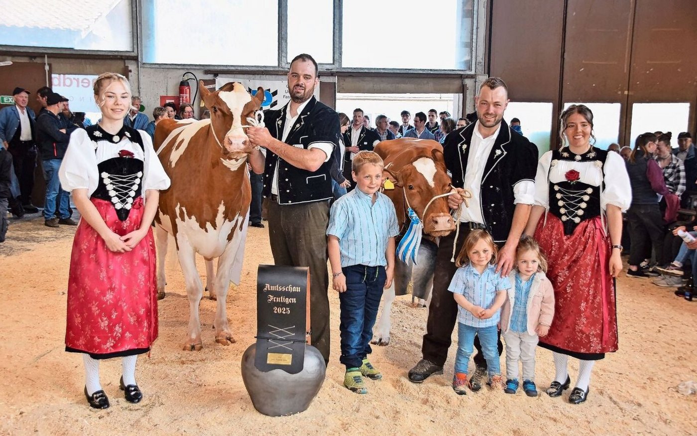 SF-Junior-Siegerin Orpheus Leonora (l.), Michael Kummer, Krattigen; Schöneuter: Roxel Melissa, Adrian Thönen, Frutigen. 