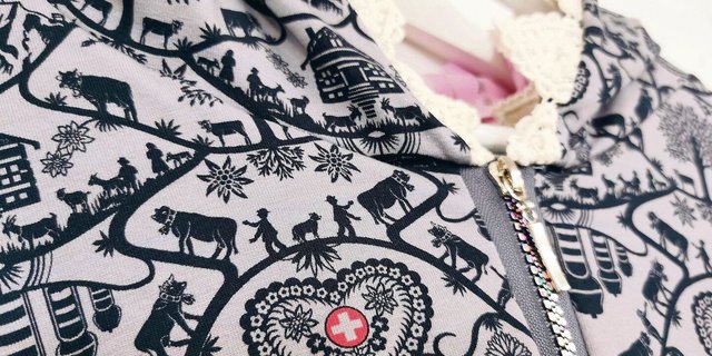 Scherenschnittstoffe sind beliebt – hier an einer Damen-Jacke. Mehr unter: aquadrat-engel.jimdofree.com.