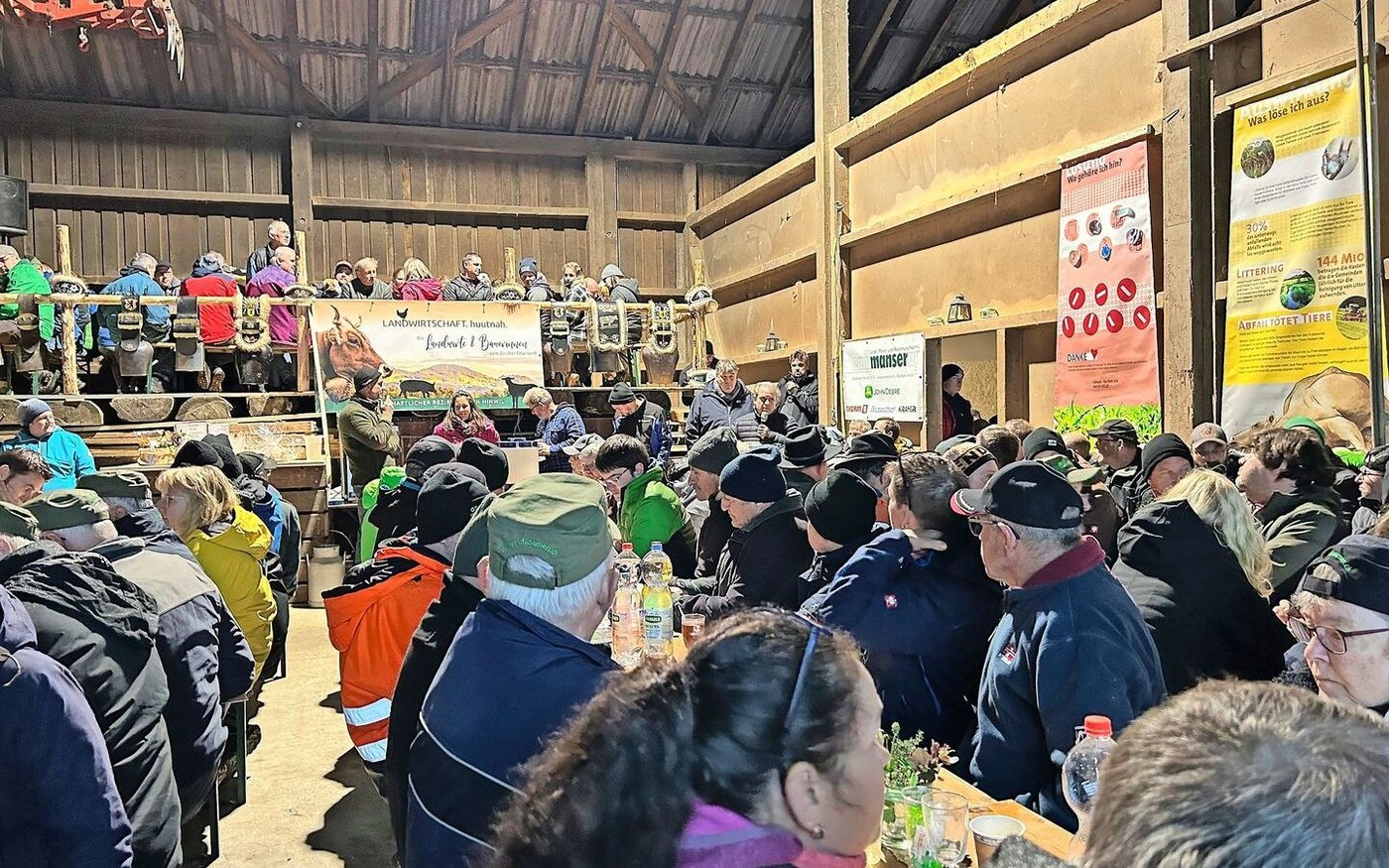 300 Bäuerinnen und Landwirte fanden den Weg zum Hof Hess in Lauperswil oberhalb von Bäretswil. Aufgrund des nasskalten Wetters waren alle froh, in der Scheune den Abend ausklingen zu lassen. 