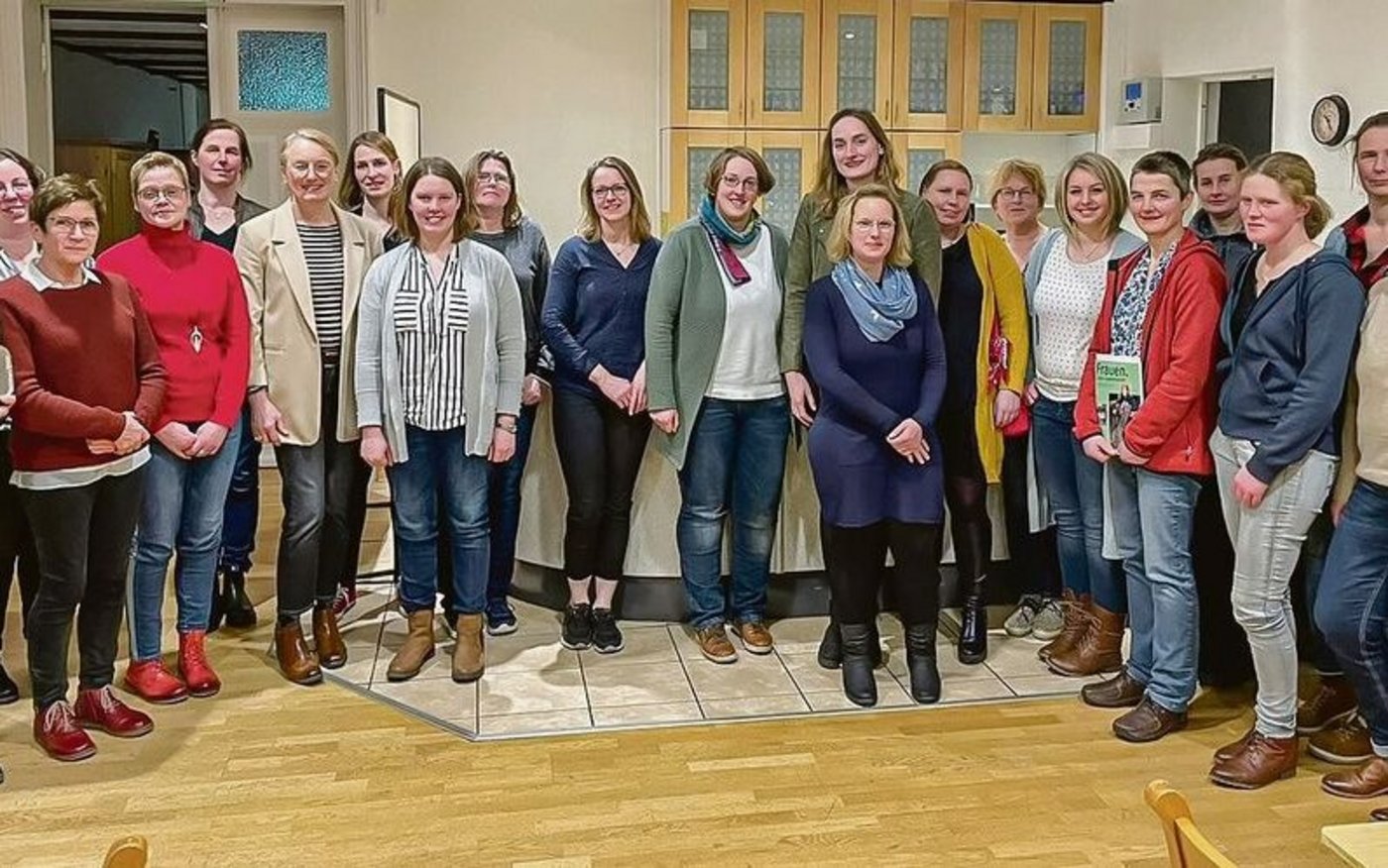 Der Arbeitskreis Aktive Bäuerinnen hat Besuch aus dem Bundestag erhalten. Die Abgeordnete Susanne Mittag liess sich über die Herausforderungen im bäuerlichen Alltag in der Region Wesermarsch ins Bild setzen. 