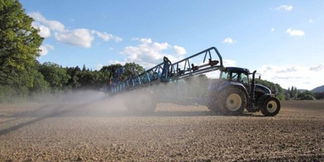 Umsatzplus bei Spritzmitteln und Mineraldüngern in Deutschland. (Bild Jérémie Suchet/landwirtschaft.ch)