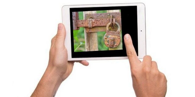 Wer seine Daten aus der Hand gibt, sollte sich über die Einhaltung des Datenschutzes informieren. GoodPriv@cy® soll hier eine Hilfe sein, (Bild niekverlaan und klickblick / Pixabay) 