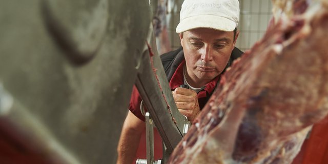 Kurz nach der Ankunft werden die Tiere geschlachtet und zerteilt. (Bild Berghilfe)