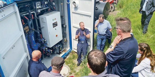 Marco Lamprecht erklärt die Flexbio-Biogasanlage zur Weiterverarbeitung von Gülle und Speiseresten.