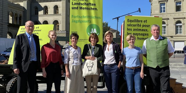 Sprachen an der Manifestation zum Publikum: Markus Ritter, Jill Nussbaumer, Regula Schmid-Blumer, Christine Bulliard-Marbach, Simone de Montmollin, Esther Friedli und Anton Merkle (v.l.n.r.) sprachen an der Manifeststion zum JA-Komittee. (Bild lja)