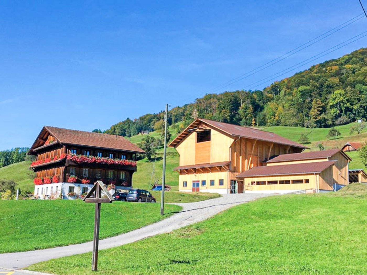 Ein vorbildliches Bauprojekt fügt sich in die Landschaft ein, knüpft an der bisherigen Architektur in der Region an – und macht lange Freude. Wie dieser Stall der Familie Burch-Jakober in Wilen OW. (Bild zVg)