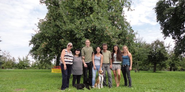 Vielseitig: Die Familie Oppikofer hat 500 Hochstammbäume, ein eigenes Restaurant, einen Hofladen, hält Legehennen und Pensionspferde. (Bild SBV) 