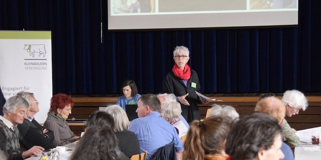 Kleinbauern-Präsidentin Regina Fuhrer führte rasch durch den statutarischen Teil der Jahresversammlung. (Bild zVg)