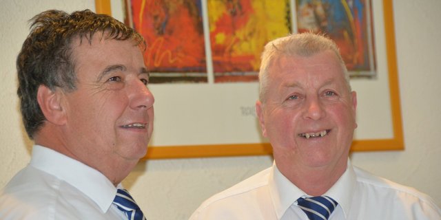 Seit 40 Jahren im Vorstand des Luzerner Verbands für Landtechnik, davon 28 Jahre als Aktuar: Präsident Anton Moser (links) bedankte sich bei Julius Brun. (Bild Armin Emmenegger)