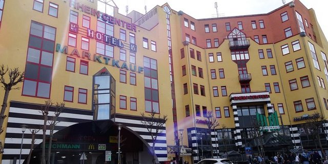 Das Rhein Center in Weil am Rhein zieht viele Schweizer Kunden an. (Bild lid)