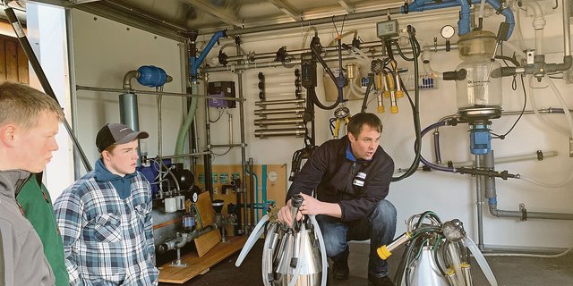 Fundierte Ausbildung als wichtige Grundlage für professionelles Melken. Selbst als routinierter Melker sollen Abläufe immer wieder hinterfragt werden.  (Bild Matthias Schick)