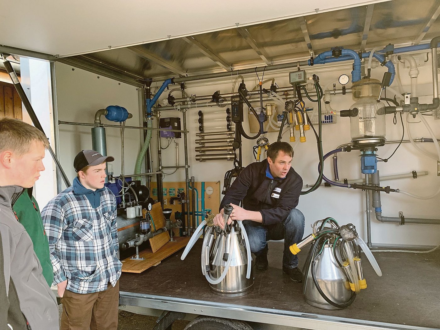 Fundierte Ausbildung als wichtige Grundlage für professionelles Melken. Selbst als routinierter Melker sollen Abläufe immer wieder hinterfragt werden.  (Bild Matthias Schick)