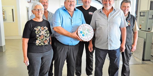 Sie feierten zusammen mit Albrecht Rhyner: Jolanda Menzi, Glarona-Präsident Willi Pianta, Hans Stadelmann, Martin Pianta, Albrecht Rhyner und Melgg Horner (v. l.).