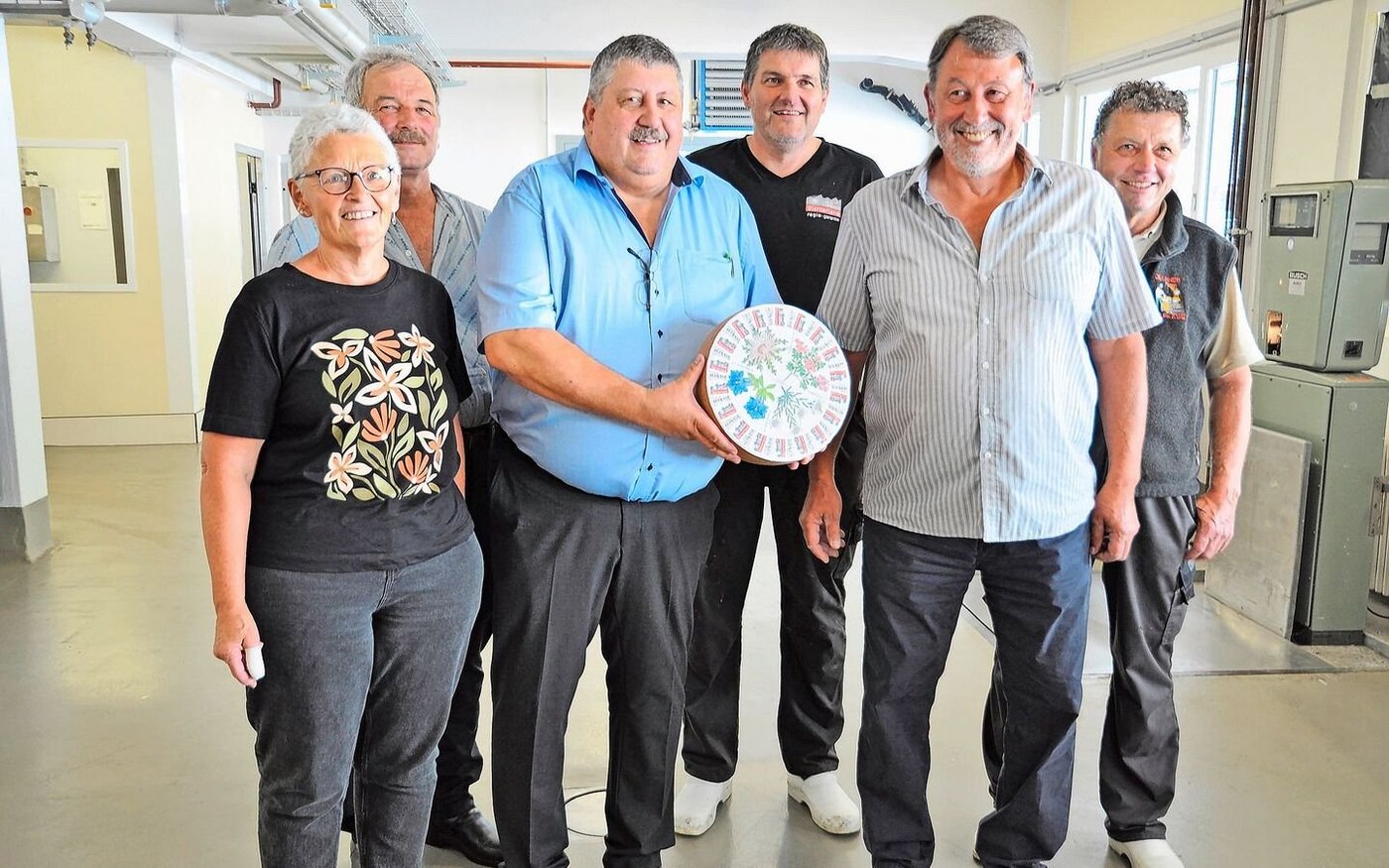 Sie feierten zusammen mit Albrecht Rhyner: Jolanda Menzi, Glarona-Präsident Willi Pianta, Hans Stadelmann, Martin Pianta, Albrecht Rhyner und Melgg Horner (v. l.).