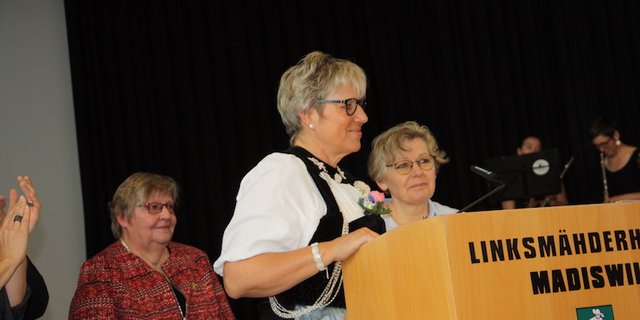 Christine Bühler (rechts) wird vom VBL die Ehrenmitgliedschaft verliehen. Barbara Heiniger (links) hielt die Laudatio. (Bilder aw)