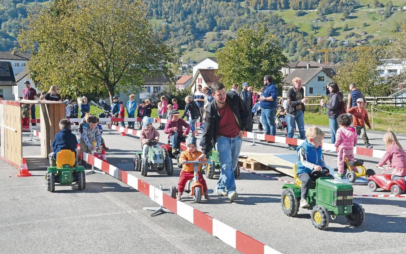 Die kleinen Besucher(innen) nutzten die Gelegenheit, mit Traktoren im Kleinformat übers Gelände zu brummen.