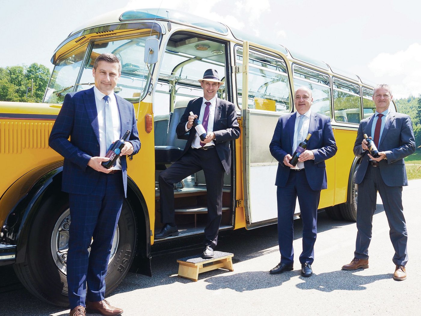V. l. n. r.: Jacques Gerber, Regierungsrat Kanton Jura, Grossratspräsident Pascal Furer, Landwirtschaftsdirektor Markus Dieth, Roland Michel, Präsident Aargauer Wein. (Bild Kanton Aargau)