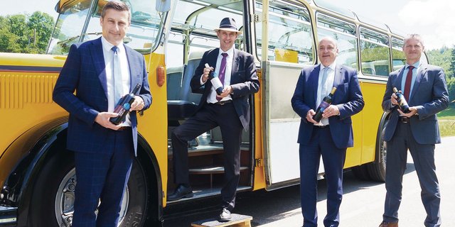 V. l. n. r.: Jacques Gerber, Regierungsrat Kanton Jura, Grossratspräsident Pascal Furer, Landwirtschaftsdirektor Markus Dieth, Roland Michel, Präsident Aargauer Wein. (Bild Kanton Aargau)