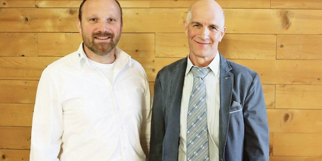 Das neugewählte Vorstandsmitglied Thomas Rickenbacher aus Cham und ZBB-Präsident Josef Murer (rechts). (Bild Reto Betschart)