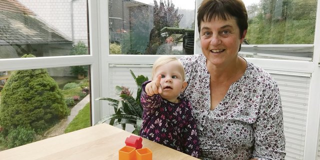 Doris Bächtold mit ihrem Enkelkind Emelie an einem verregneten Tag am Stubentisch. Sie schätzt die Zeit mit ihr sehr und hütet sie jeden Dienstag.(Bild Franziska Jurt)