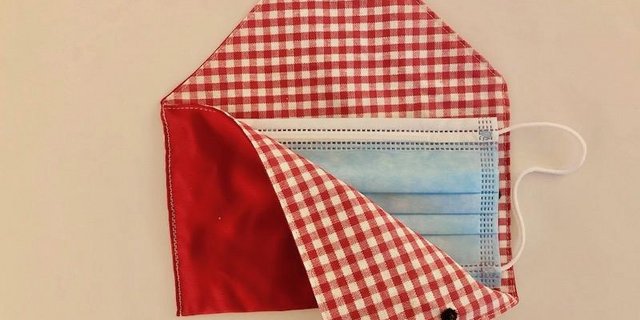 Die Nähanleitung ist für ein Etui für eine gängige Einwegmaske konzipiert. (Bilder Esther Thalmann)