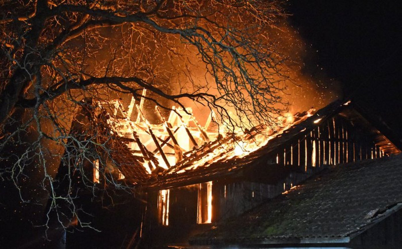 Nicht für alle Gebäude ist ein Blitzschutzsystem vorgeschrieben. Es kann aber Brände (hier ein Bauernhaus in Beromünster LU) verhindern. (Bild Kapo LU)